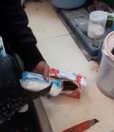 [video] woman pays 350,000 rupiah for mobile phone, gets a bag of salt instead | weirdkaya