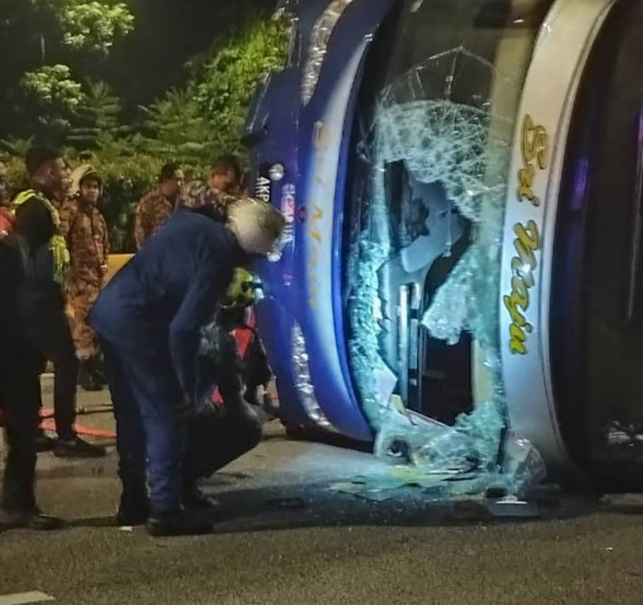 18 injured in double decker bus accident at damansara highway | weirdkaya