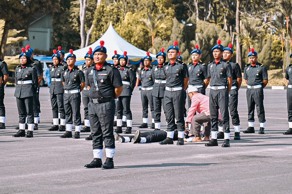 'abah' supporting nephew when he fainted at ministry parade