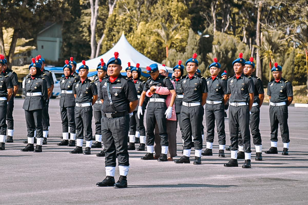 'abah' supporting nephew when he fainted at ministry parade