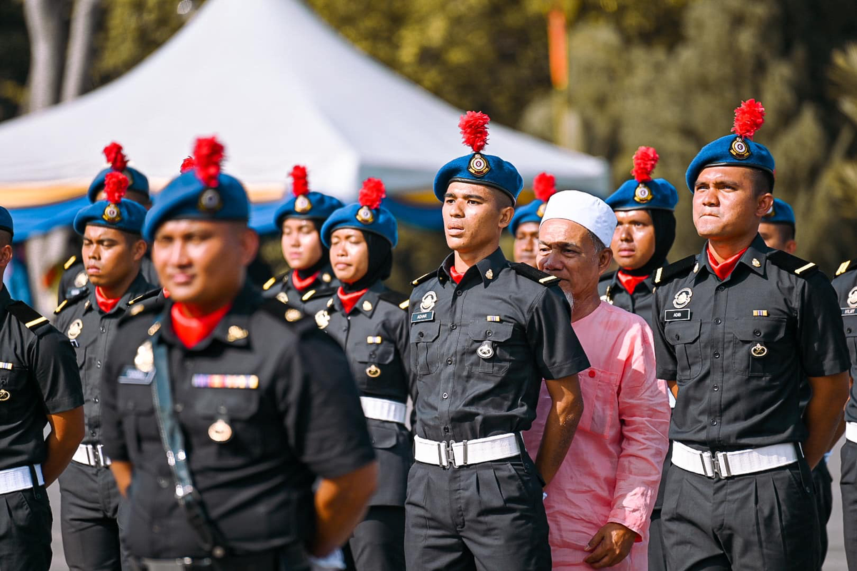 'abah' supporting nephew when he fainted at ministry parade