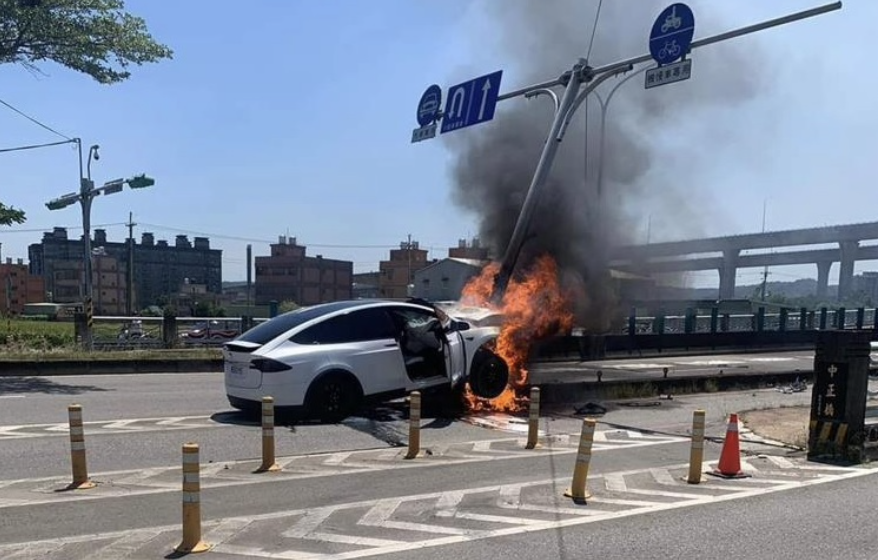 Taiwanese singer jimmy lin's tesla crashed and caught fire when going out with his son