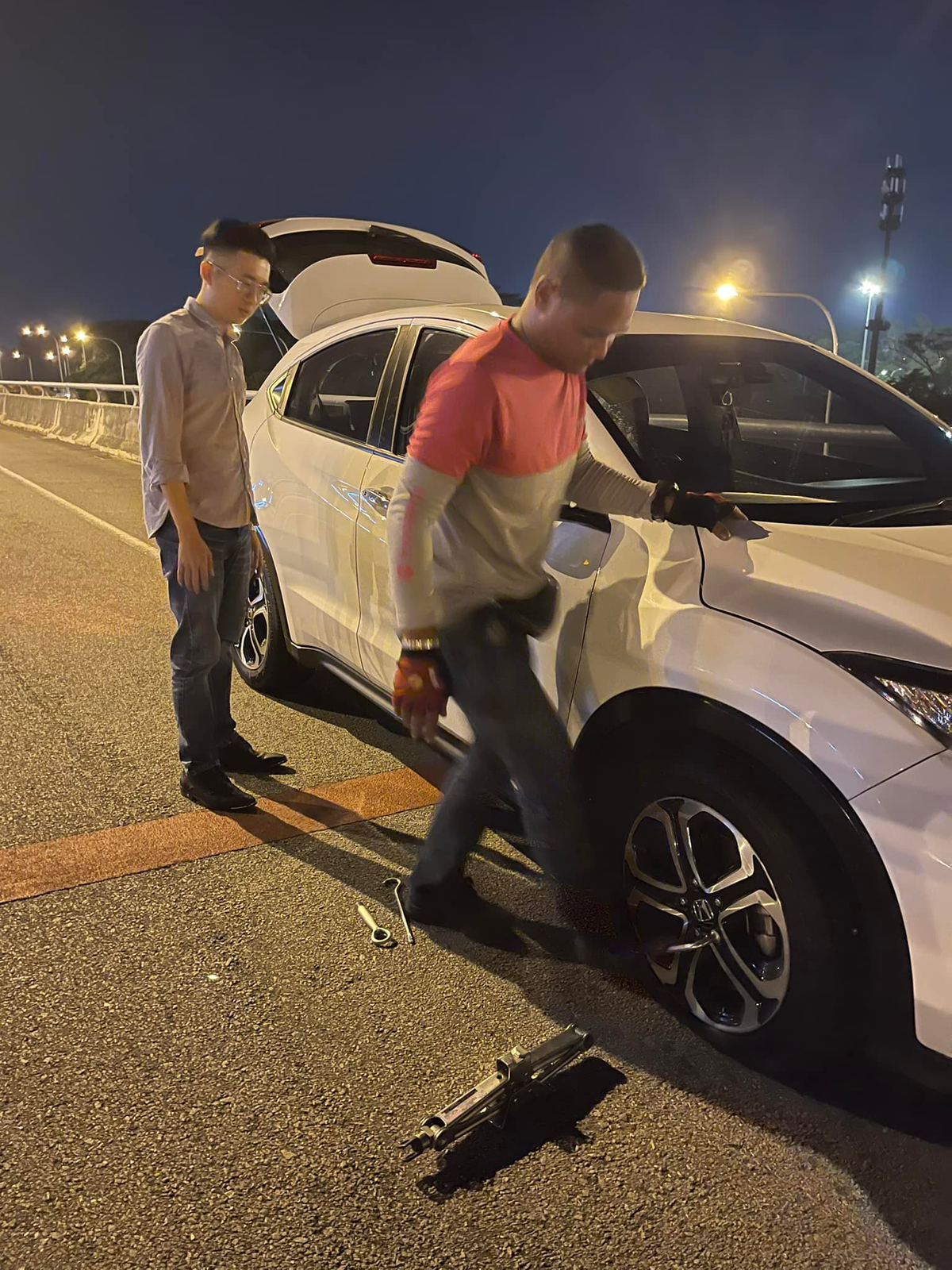 Foodpanda rider comes to the aid of woman whose tyre was punctured | weirdkaya