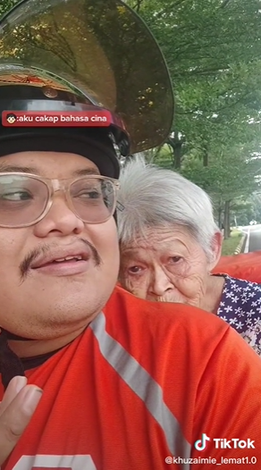 [video] food delivery rider helps lost elderly woman return home in puchong | weirdkaya