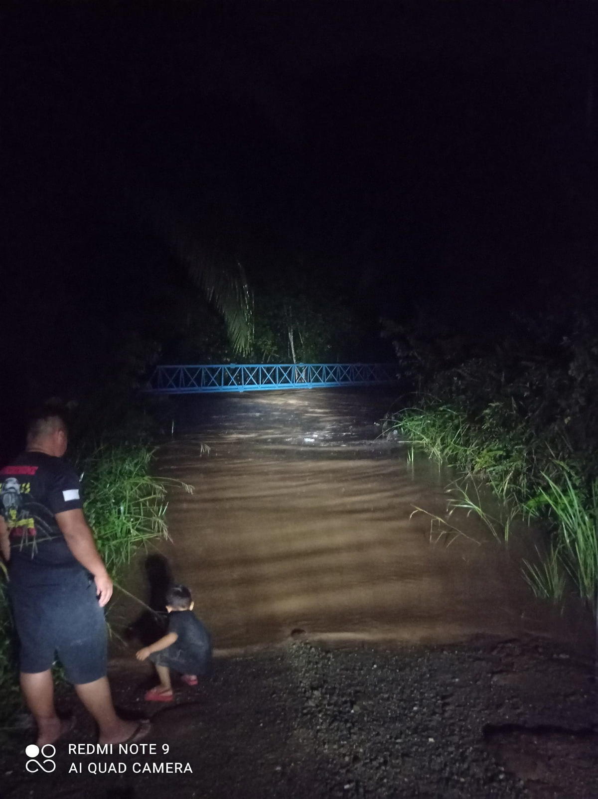 Keningau Students Precariously Cross A River By Using Pipeline