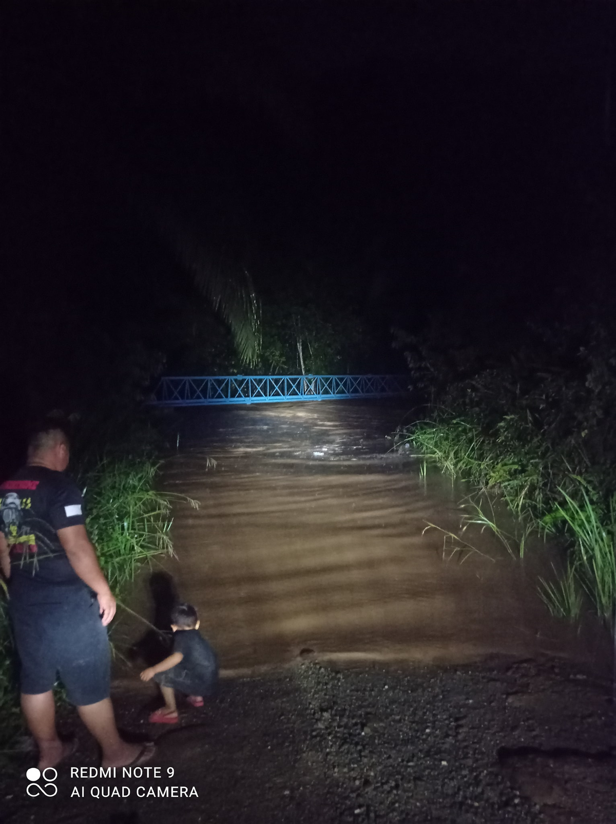 Keningau students precariously cross a river by using pipeline