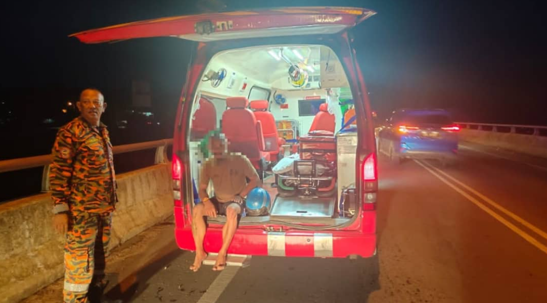 Man saved by firemen after jumping off a bridge in sabah | weirdkaya