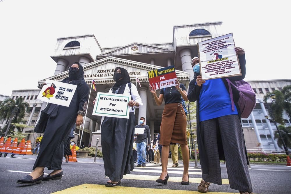M'sian mothers protesting outside the Kuala Lumpur High Court
