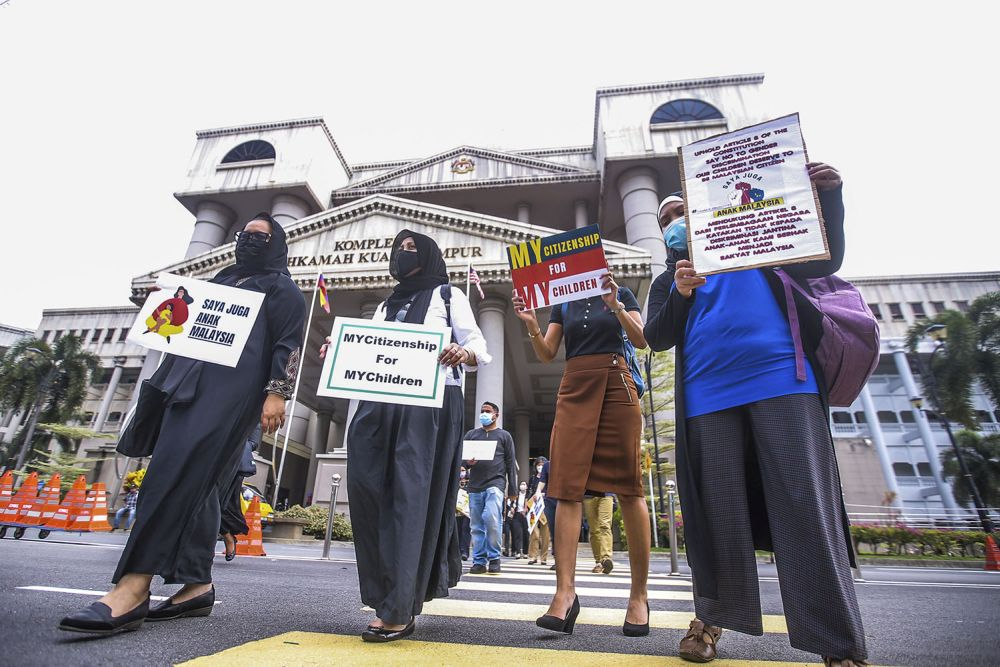 M'sian mothers protesting outside the kuala lumpur high court