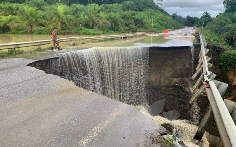 Borneo highway crumbled down, as flood flushed through it