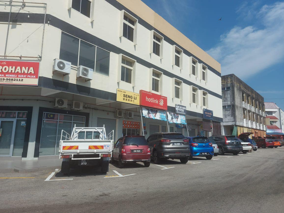 Kuantan shoplots not displaying the jalur gemilang