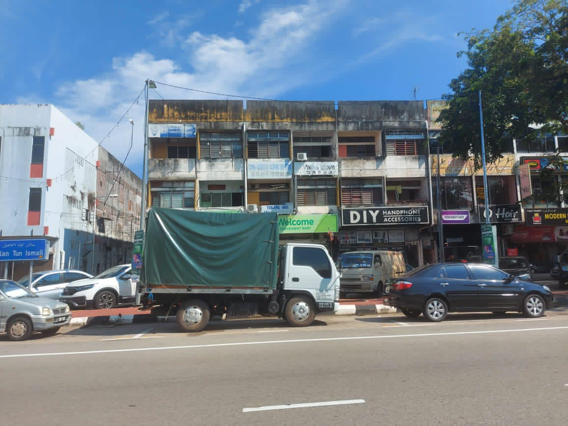 Kuantan shoplots not displaying the jalur gemilang