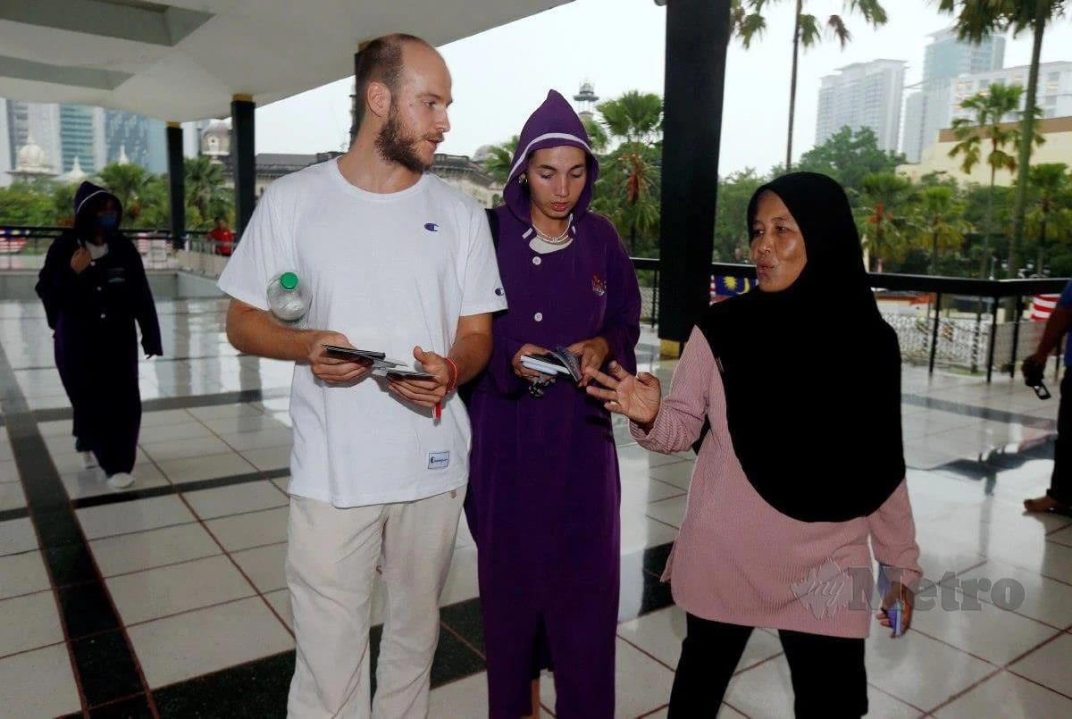 Kak Ning talking to tourists