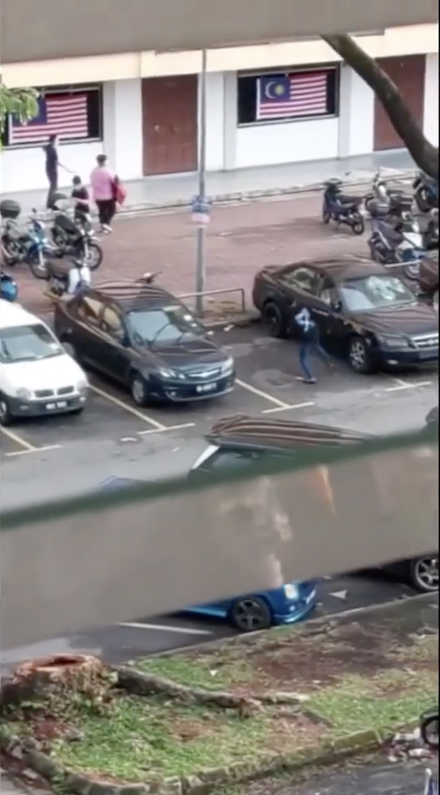 [video] m'sian man tore down windshield wiper of a double parking car ragingly