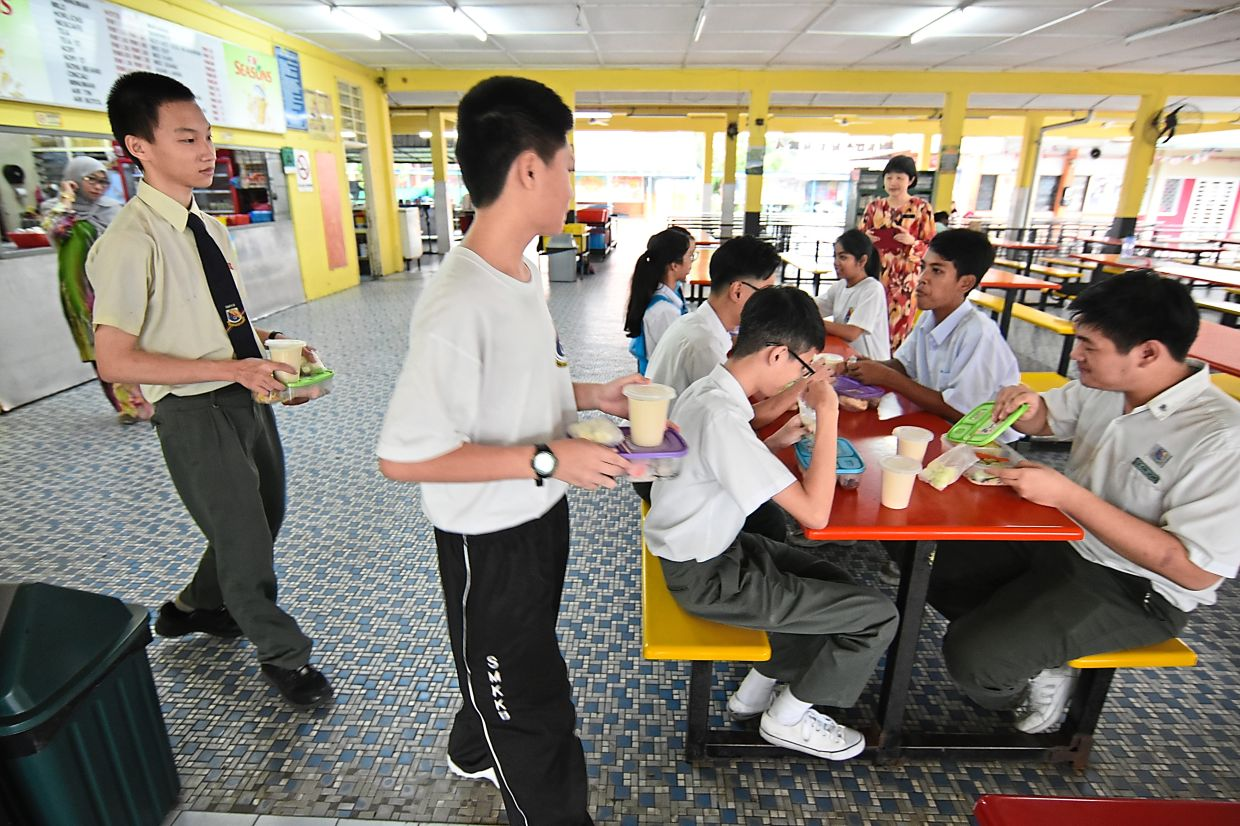 M'sian students at a school canteen