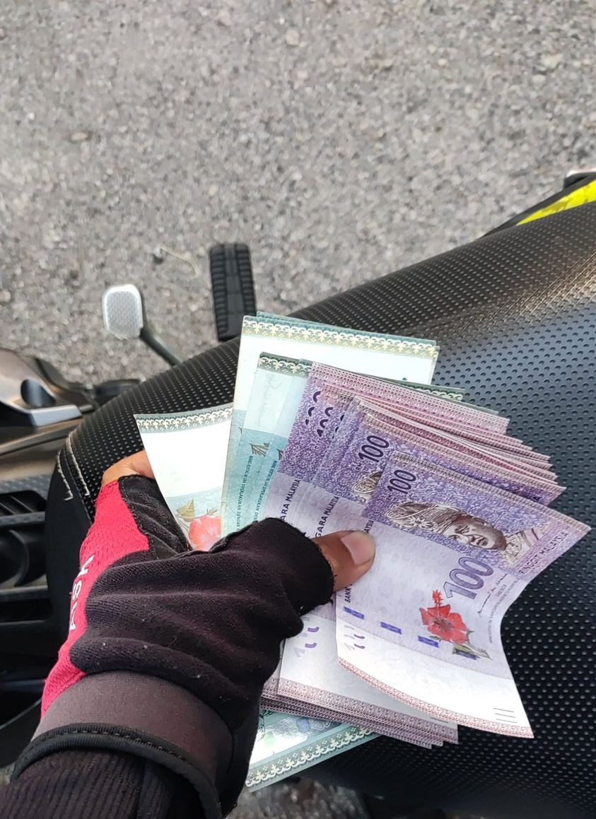 M'sian man tricked by iphone buyer who gave him fake notes worth rm1,700 | weirdkaya