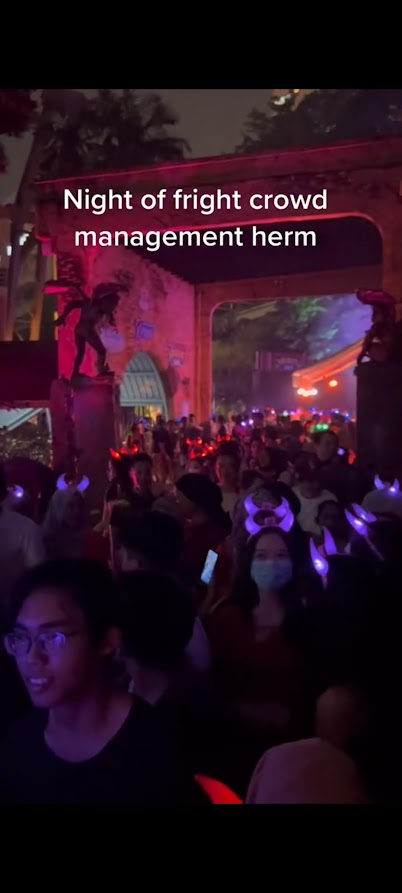 Frightfully long queues at sunway's nights of fright 8 this year
