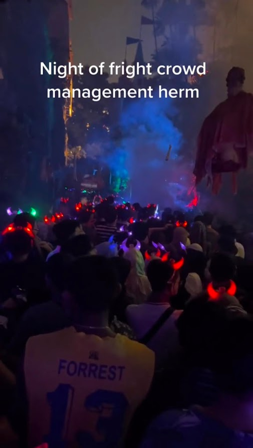 [video] super long queues with no social distancing spotted at sunway’s night of fright | weirdkaya