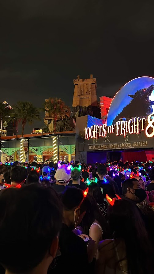 Frightfully long queues at sunway's nights of fright 8 this year