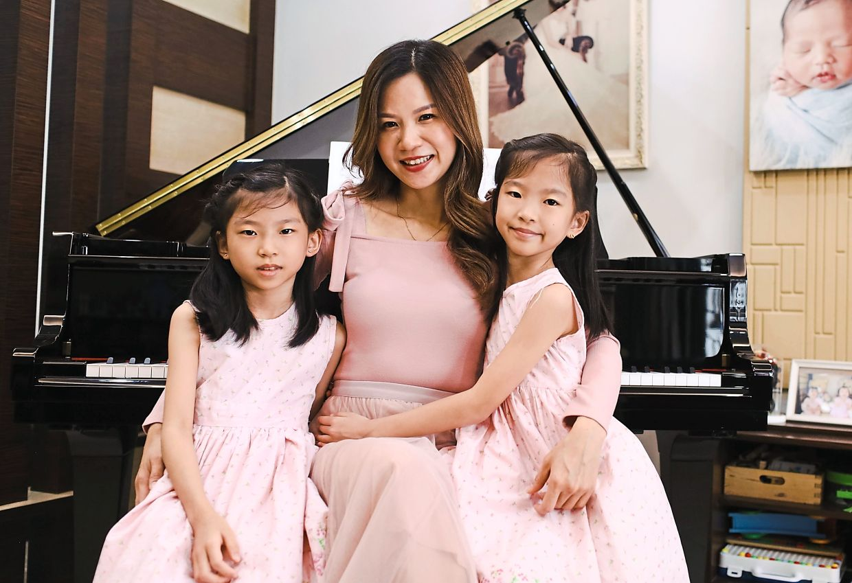 Ulrika lee yuen thong and felice lee ying theng with their mother