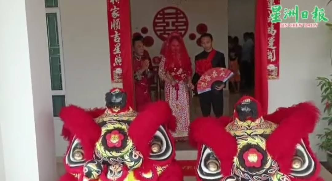 Malay man and chinese woman have traditional chinese wedding ceremony