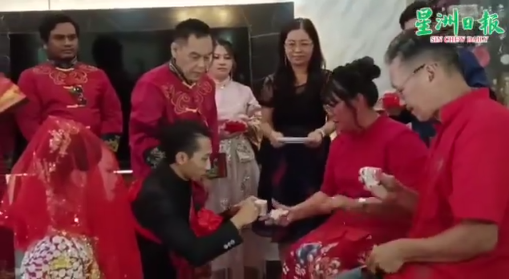 M'sian muslim man praised for honoring wife's heritage with traditional chinese wedding | weirdkaya