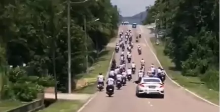 [video] johor students pursued by police for celebrating the end of spm with motorcycle convoy | weirdkaya