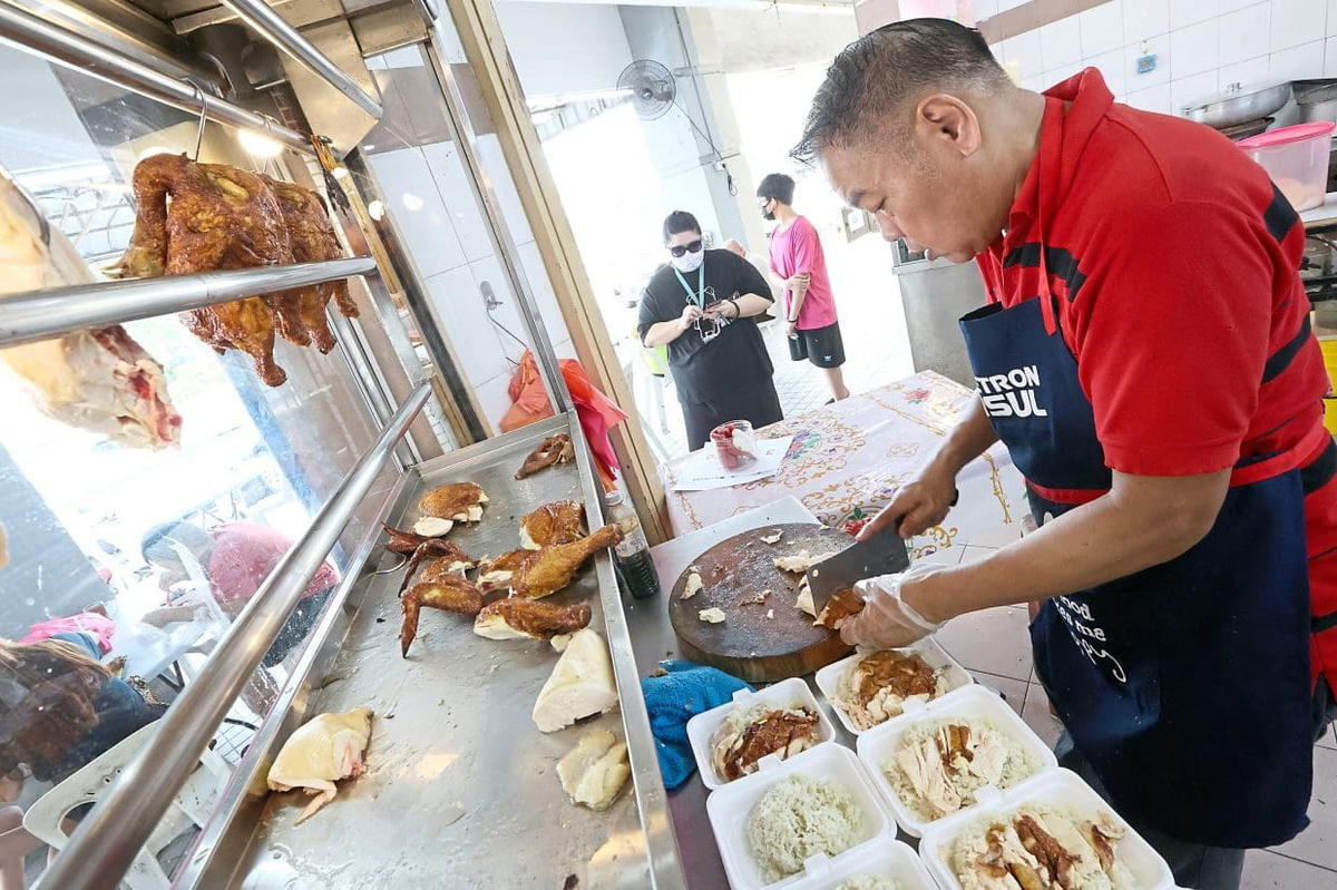 Sam Seow selling chicken rice
