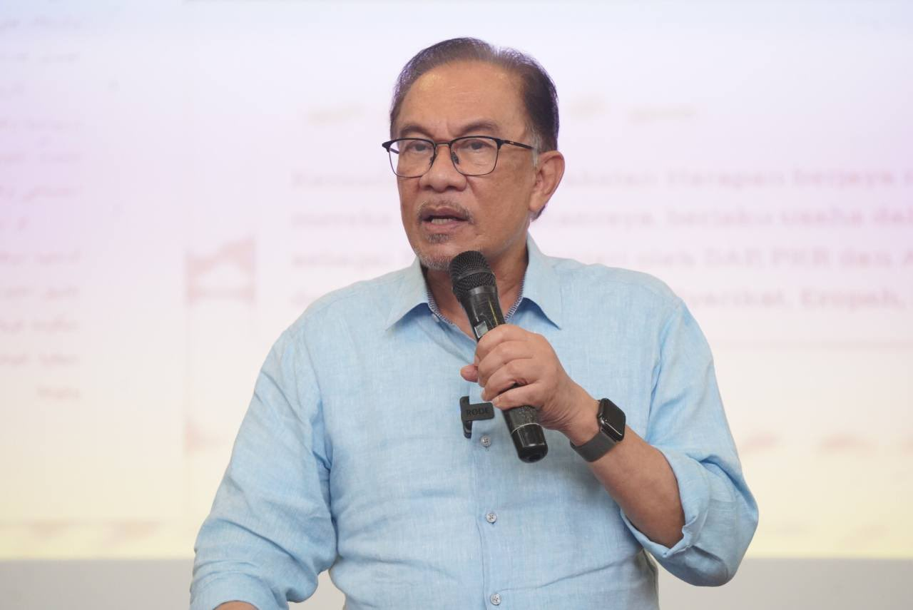 Ismail sabri rejects debating with anwar ibrahim, claims it's 