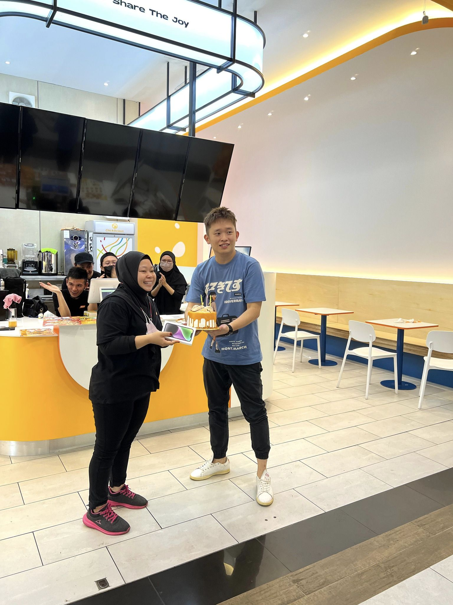M'sian chicken restaurant boss gifts employee of 8 years an iphone 14 for her birthday