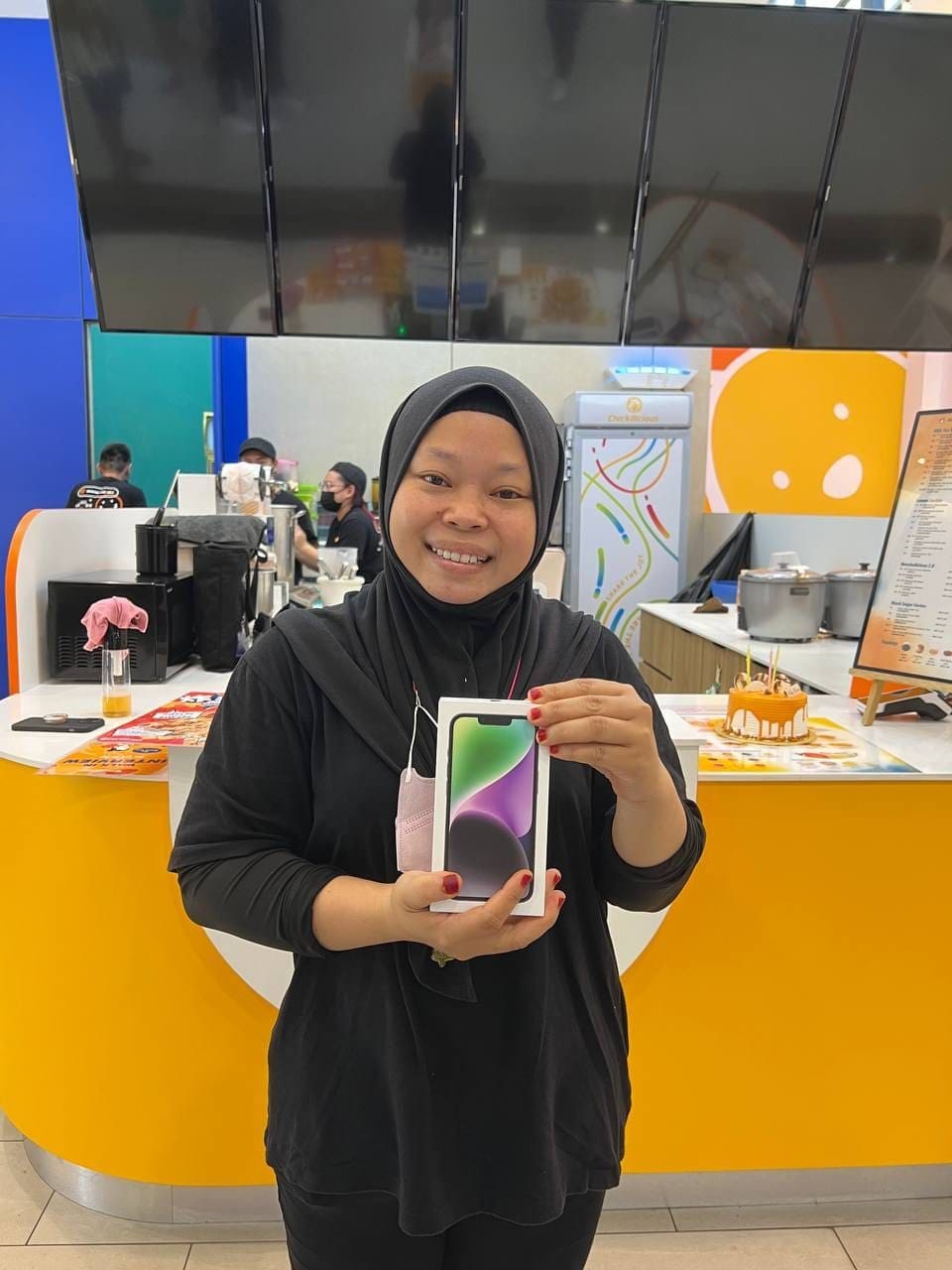 M'sian Chicken Restaurant Boss Gifts Employee of 8 Years An iPhone 14 for Her Birthday