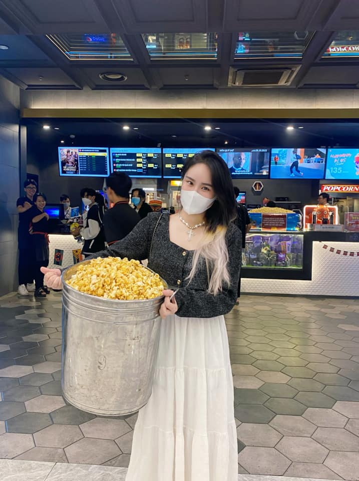 Moviegoers show up with giant bags & buckets after vietnam cinema chain offers free popcorn