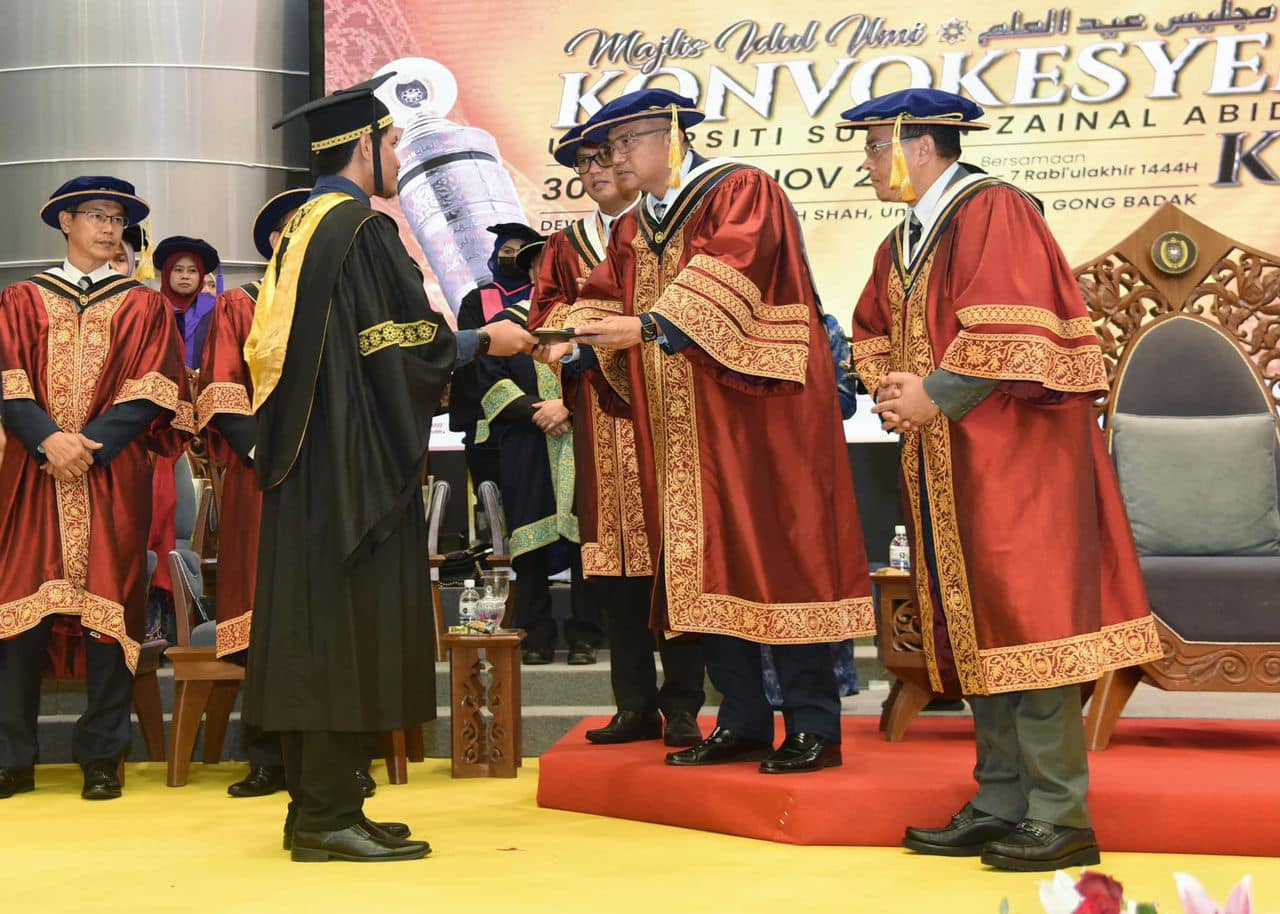 Unisza graduand attends convocation ceremony despite his father's passing 6 hours earlier