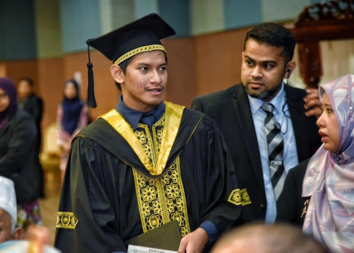 UniSZA Graduand Attends Convocation Ceremony Despite His Father's Passing 6 Hours Earlier