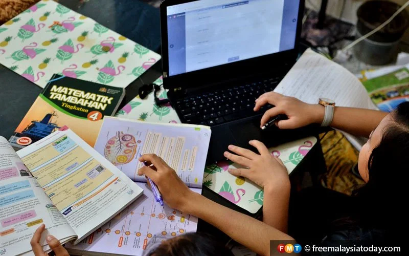 M'sian students using laptops