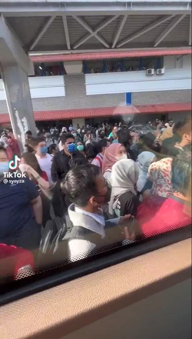 M'sians crowding at LRT station