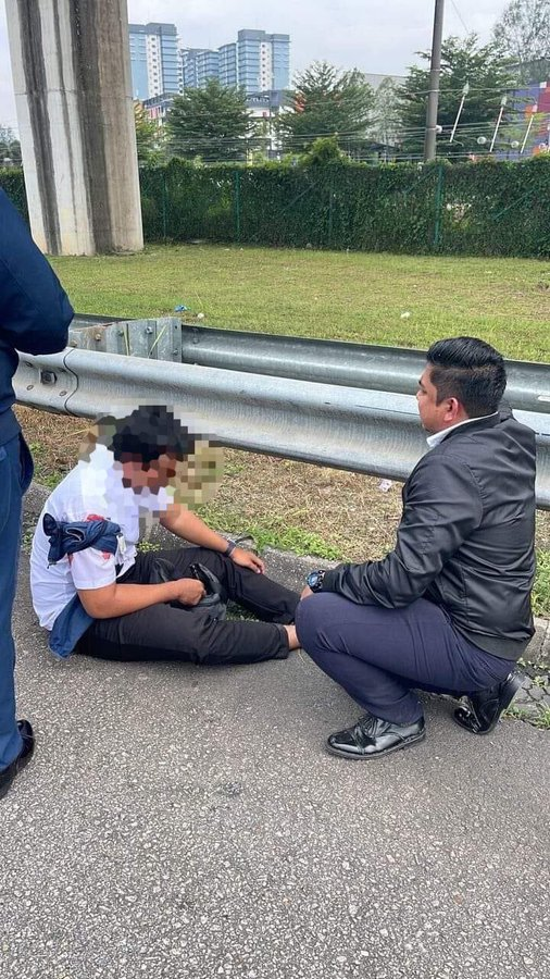 M'sian man cheats death after his car gets 'skewered' along federal highway