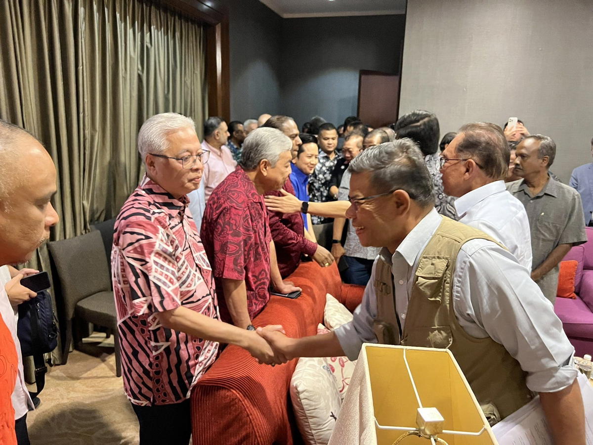 "Zahid Be Looking Good" — M'sians Are Now Stanning BN Chairman Following PH-BN Meeting
