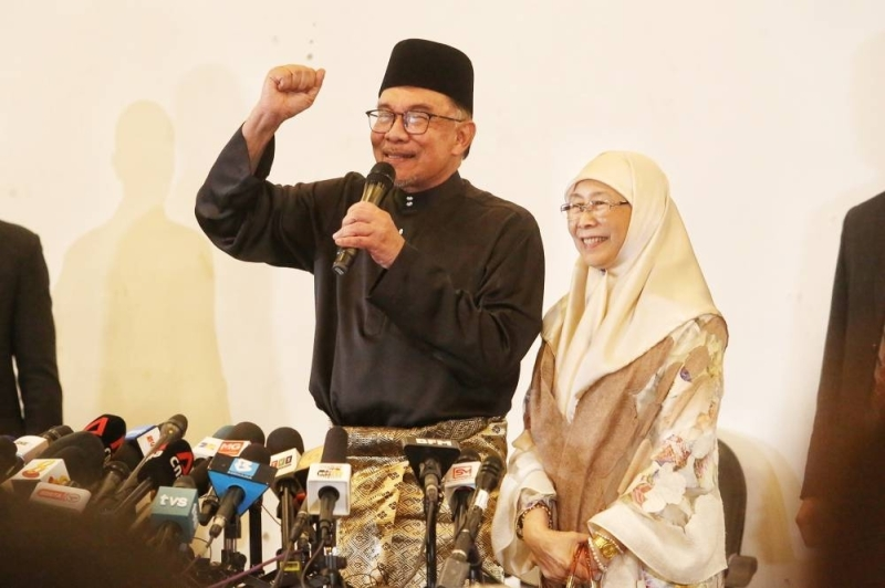 Anwar ibrahim speaking to reporters at press conference