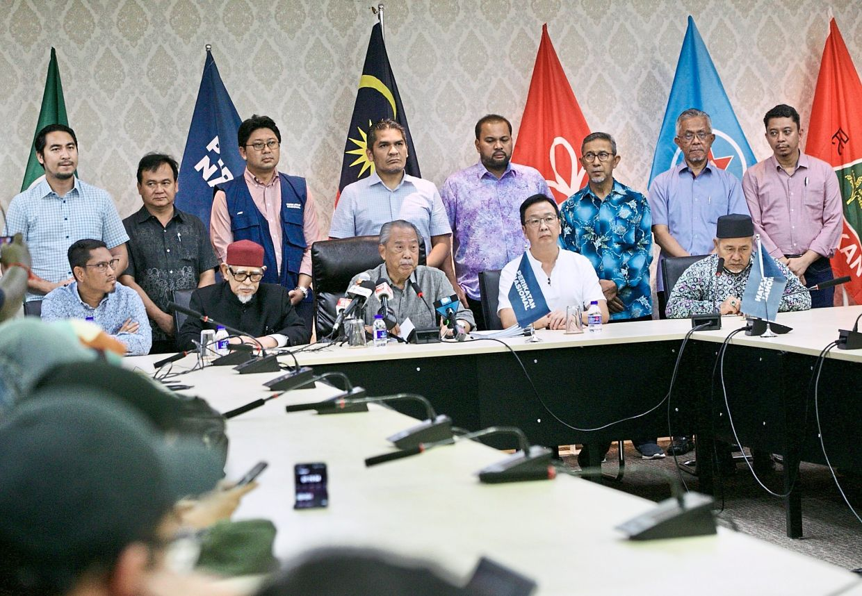 Muhyiddin challenges anwar to show proof of dewan rakyat support