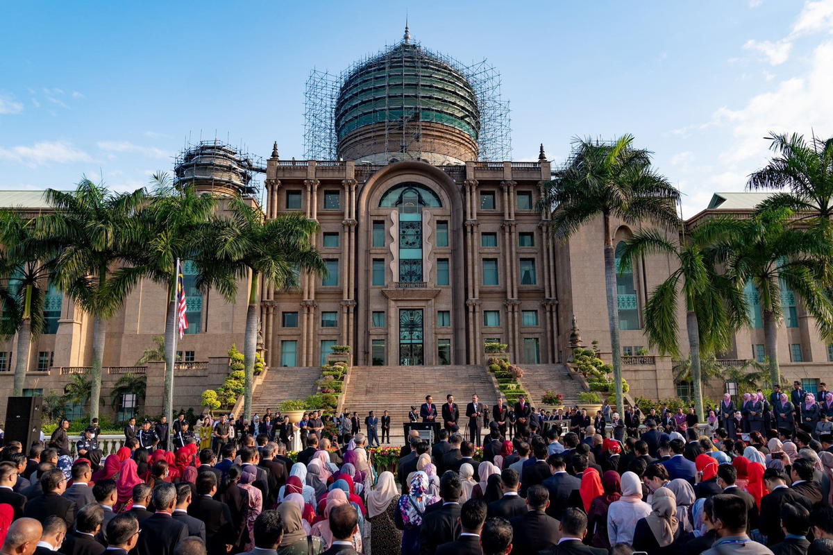 "No Tenders, No Procurements Process"- Anwar Ibrahim Urges Civil Servants To Save Malaysia From Corruption & Leakages