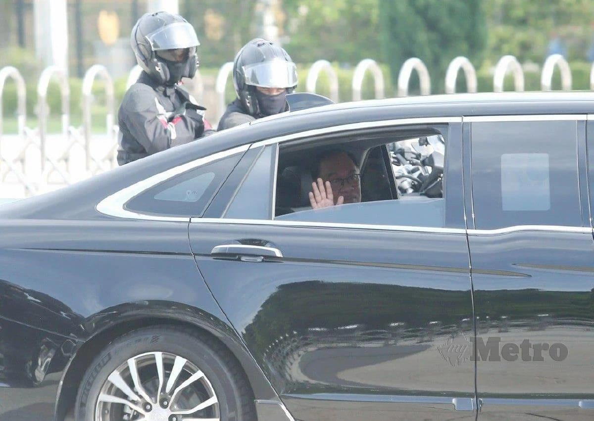 Anwar Ibrahim leaving Istana Negara