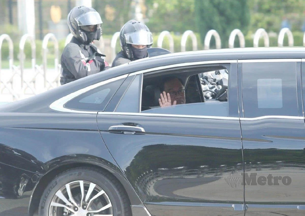 Anwar ibrahim leaving istana negara