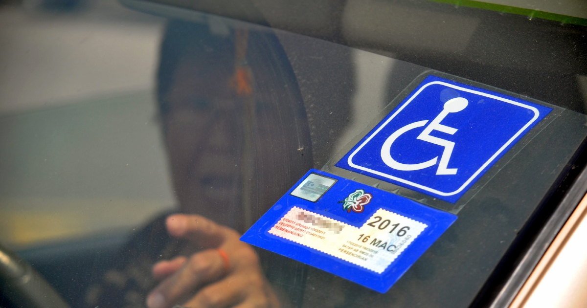 Disabled m'sian man fined rm20 for parking his car in oku parking spot | weirdkaya