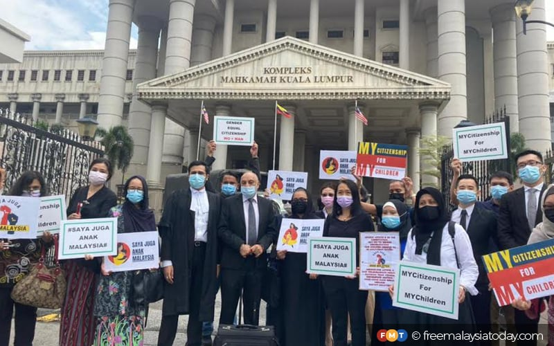M'sian mothers standing outside the kl high court