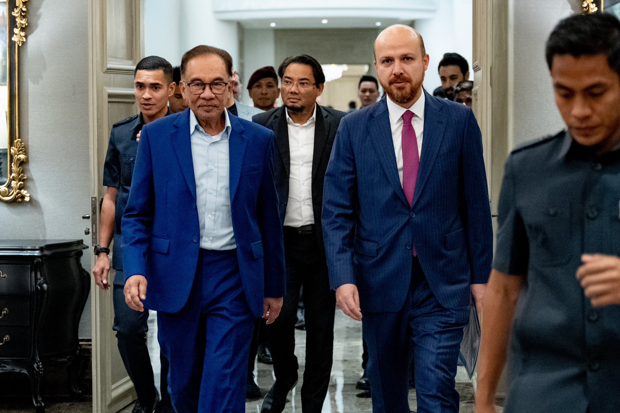 Ever wondered why anwar doesn't wear a tie? Here's the reason