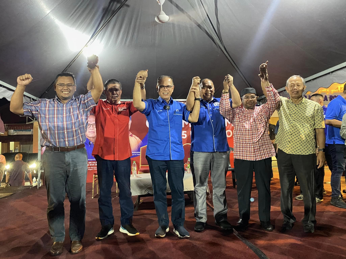 Wan rosdy wan ismail posing with bn leaders