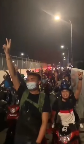 [video] chiong ah! M’sians dash across jb-sg causeway to celebrate the reopening of borders | weirdkaya