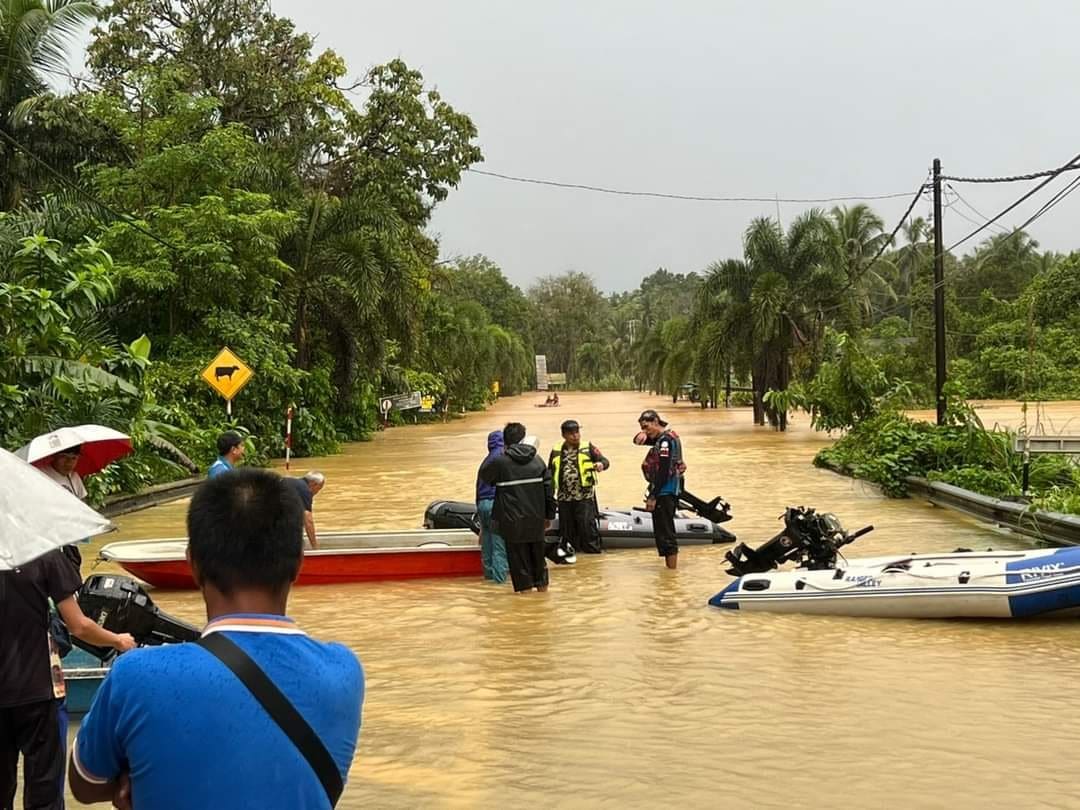 Abang Viva Spotted Helping Flood Victims In Terengganu