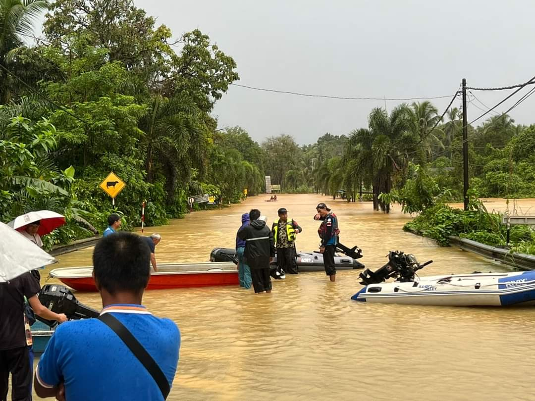 Abang viva spotted helping flood victims in terengganu